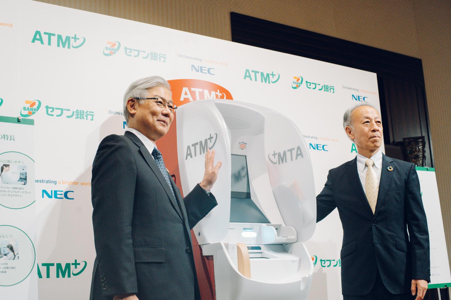 Takashi Niino, Presidente y CEO de NEC Corporation y Yasuaki Funatake, Presidente, Director y Representante de Seven Bank 