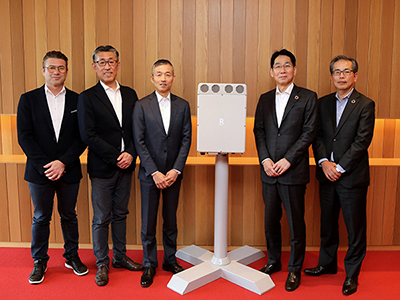 Representantes de Rakuten Mobile y NEC con el nuevo 5G RU * 1